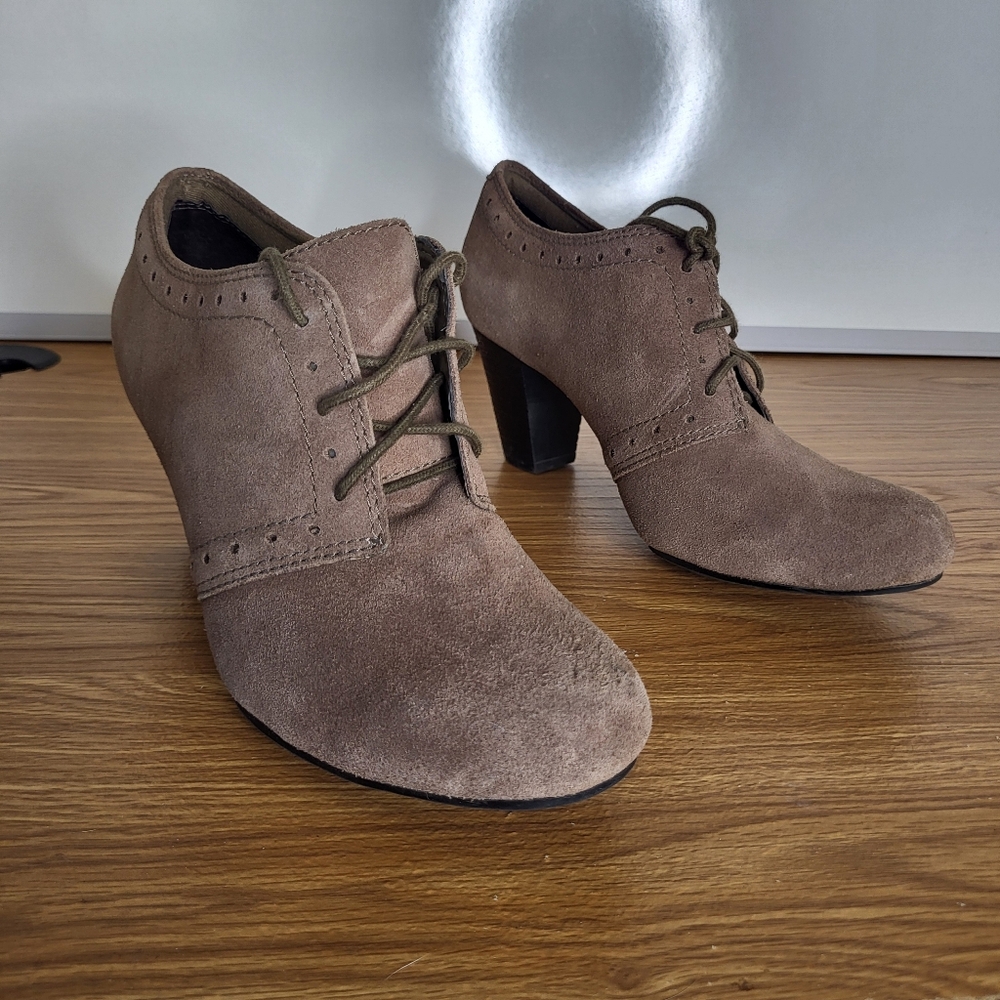 Clarks Suede Lace-Up Shootie Heels in Taupe Womens Size 9.5